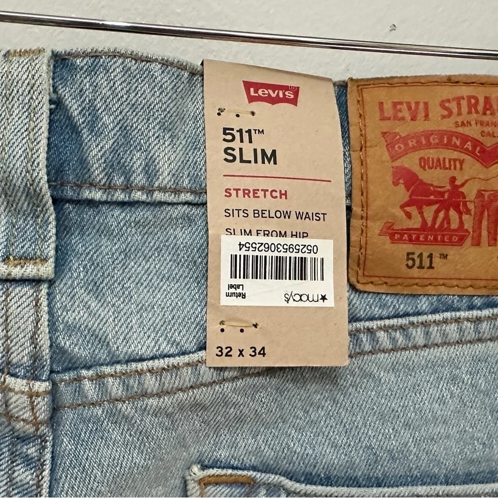 142 Levi's | NWT Men's Light Blue Ripped Straight Jeans (size 32x34)